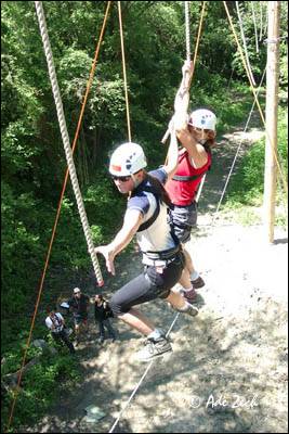 Teamarbeit auf der "Hohen Halteseilbrücke"