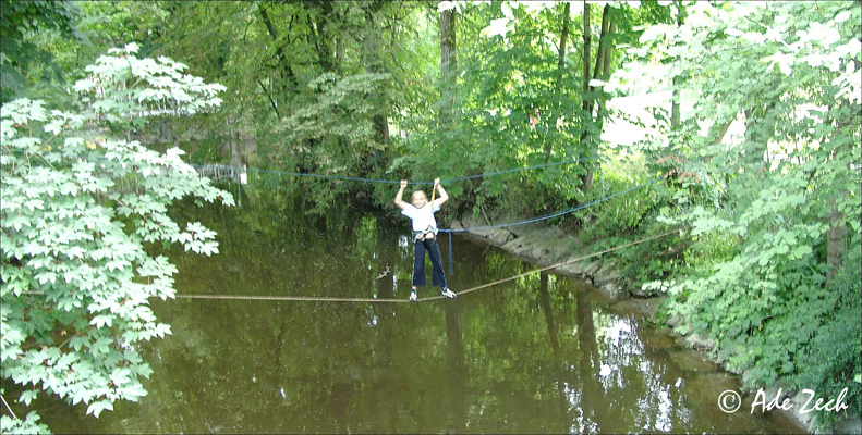 Mobile Seilbrücke über einen Fluss