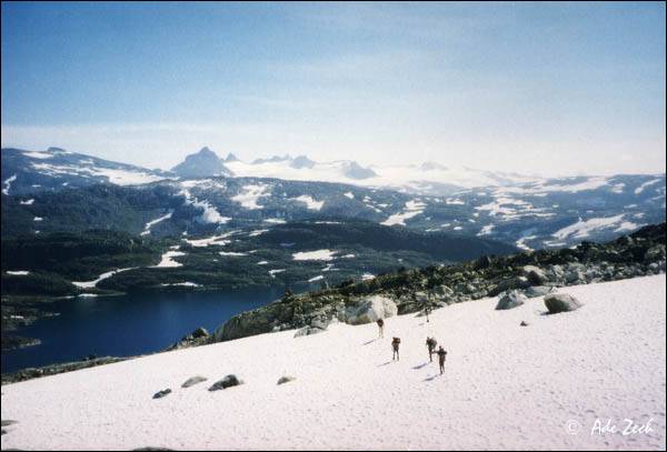 Trekking über ein Schneefeld in Norwegen